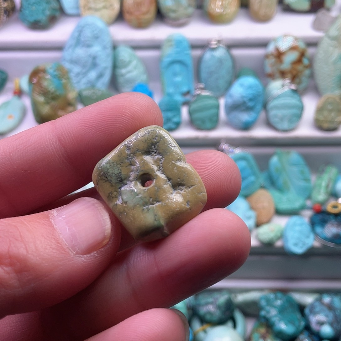 绿松石颈饰未镶嵌