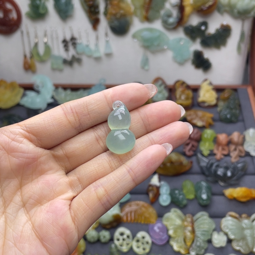 蛇纹石玉未镶嵌颈饰