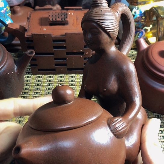 紫砂茶壶原矿泥料手工制作的紫砂壶。