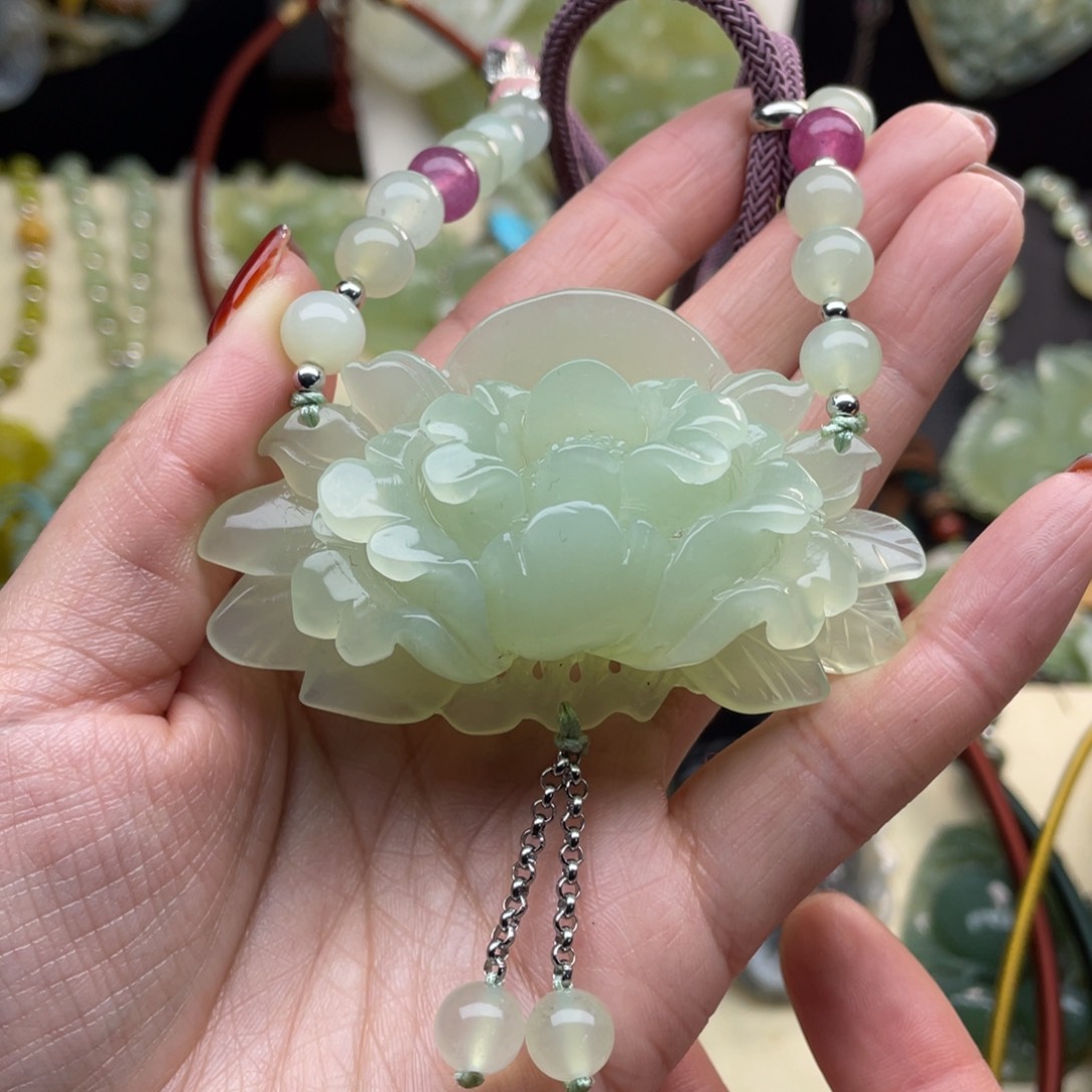 蛇纹石玉颈饰未镶嵌