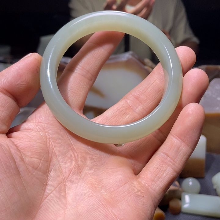 和田玉未镶嵌手镯