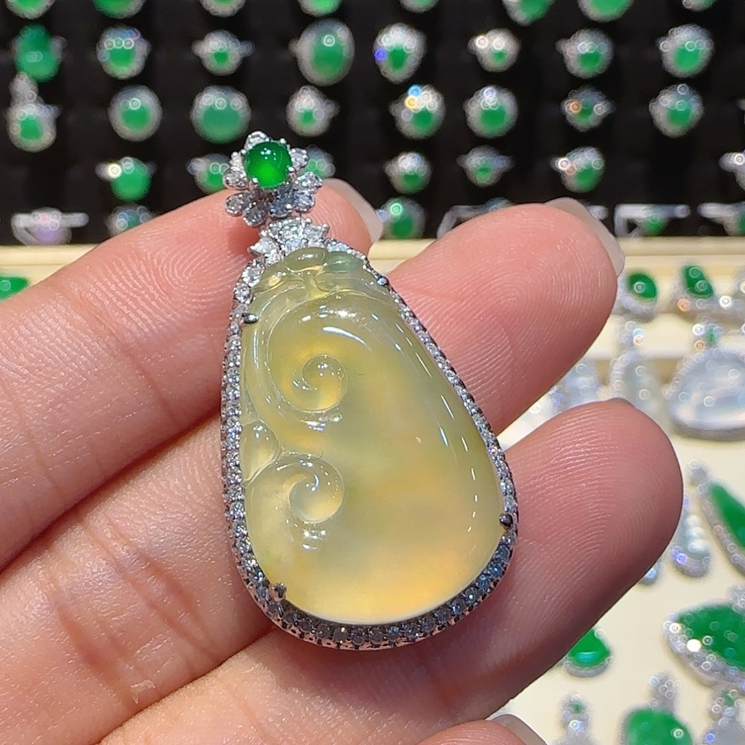 翡翠吊坠(不含链)18K金镶嵌如意