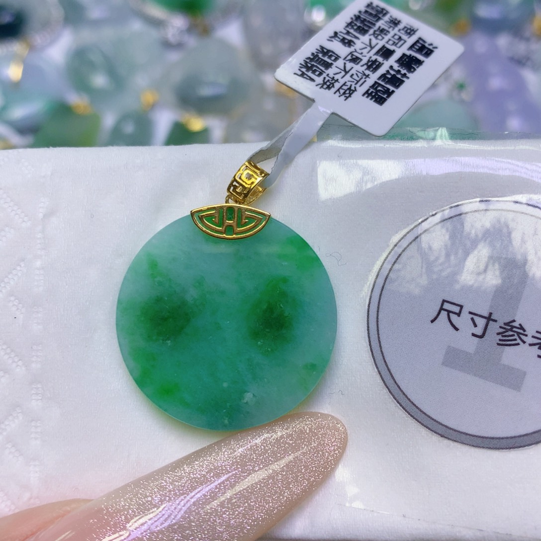 翡翠18K金镶嵌颈饰缅甸天然翡翠