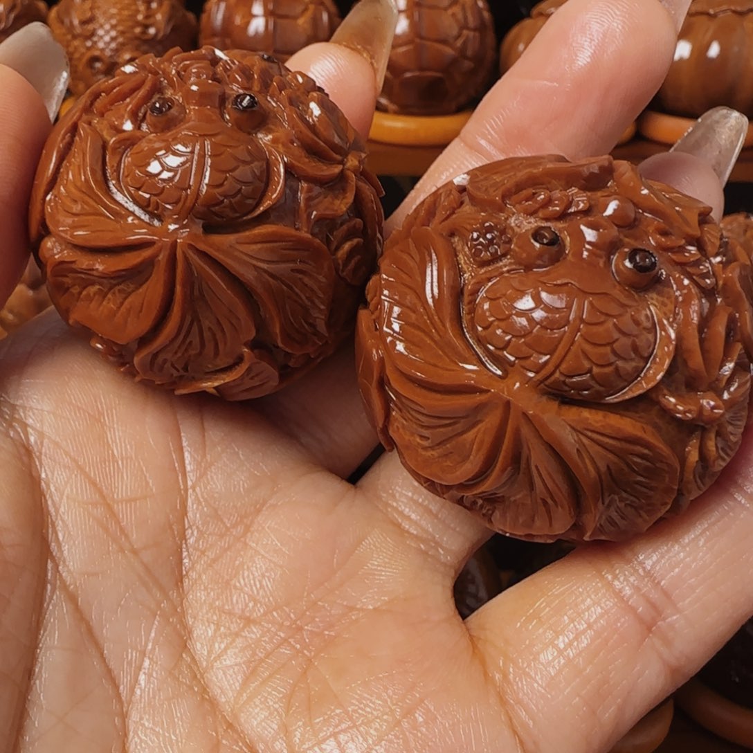 橄榄核把件大***C荷花鱼手把件42