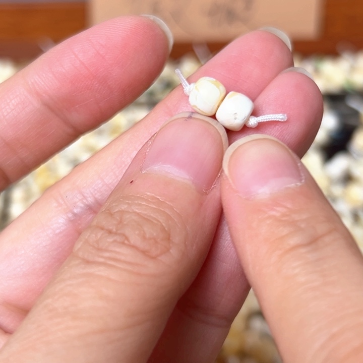 蜜蜡未镶嵌裸石6mm有坑