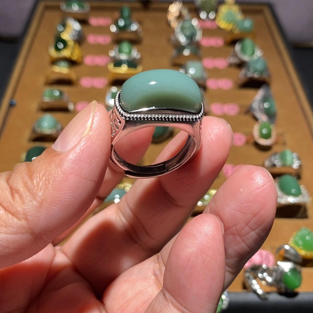 春***开和田玉未镶嵌戒指