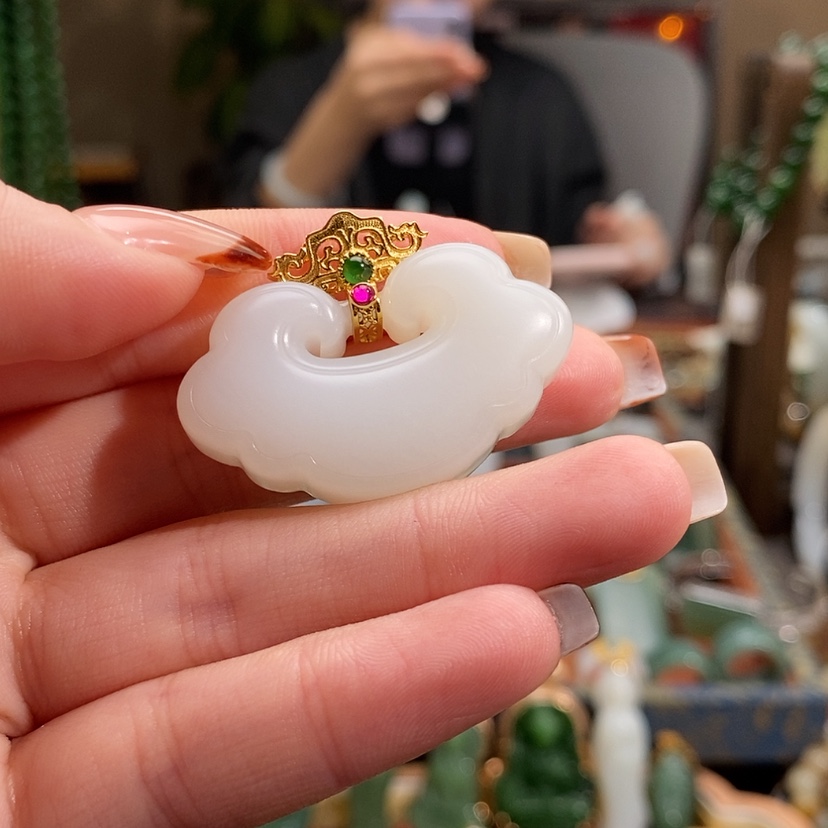 【闪购商品】吊坠(赠链)18K金镶嵌和田玉