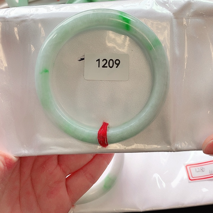 翡翠手镯未镶嵌天然翡翠手镯