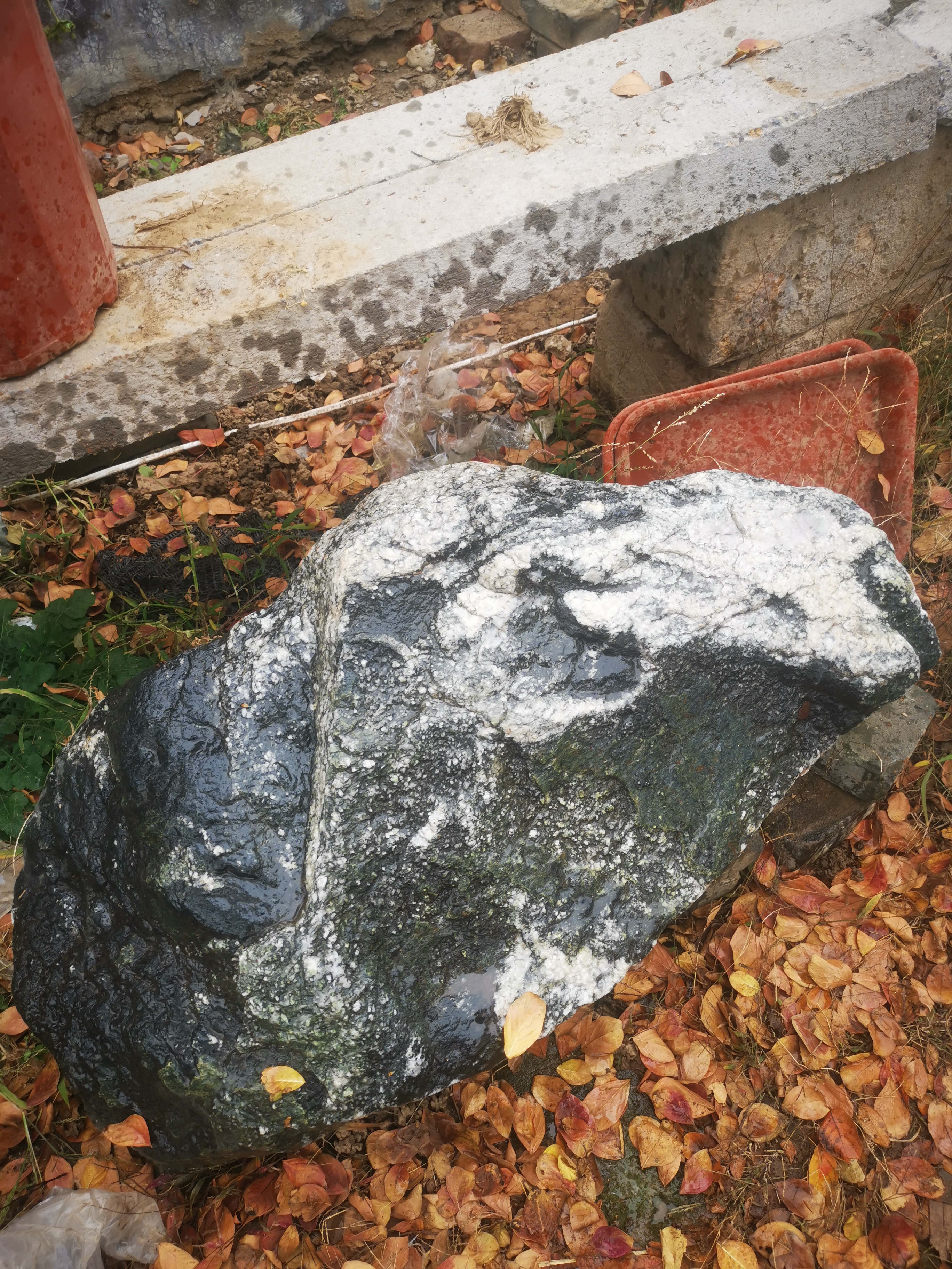 泰山脚下平安奇石