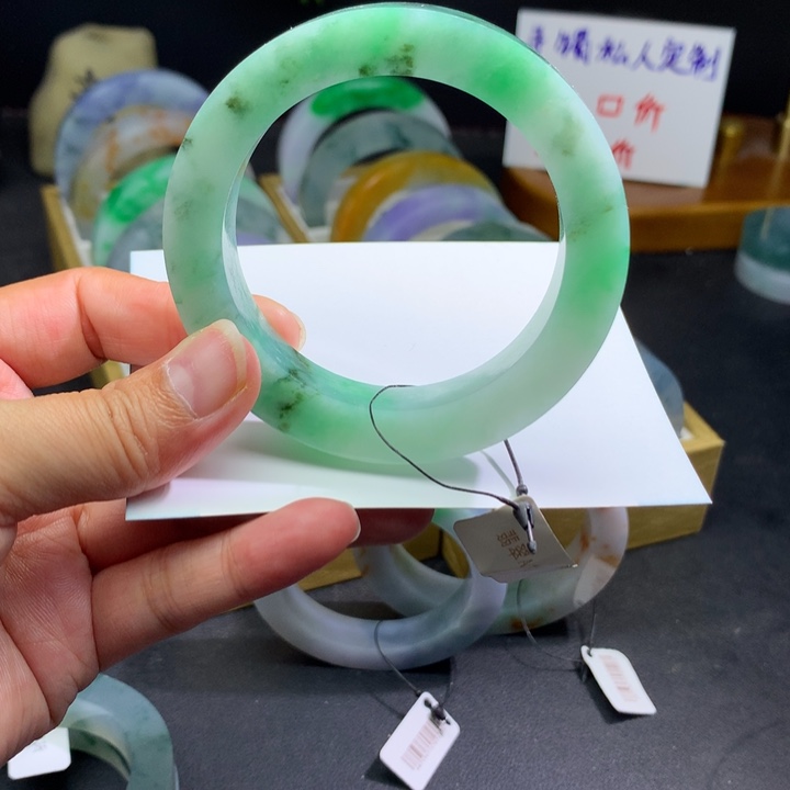 定制翡翠未镶嵌翡翠手镯