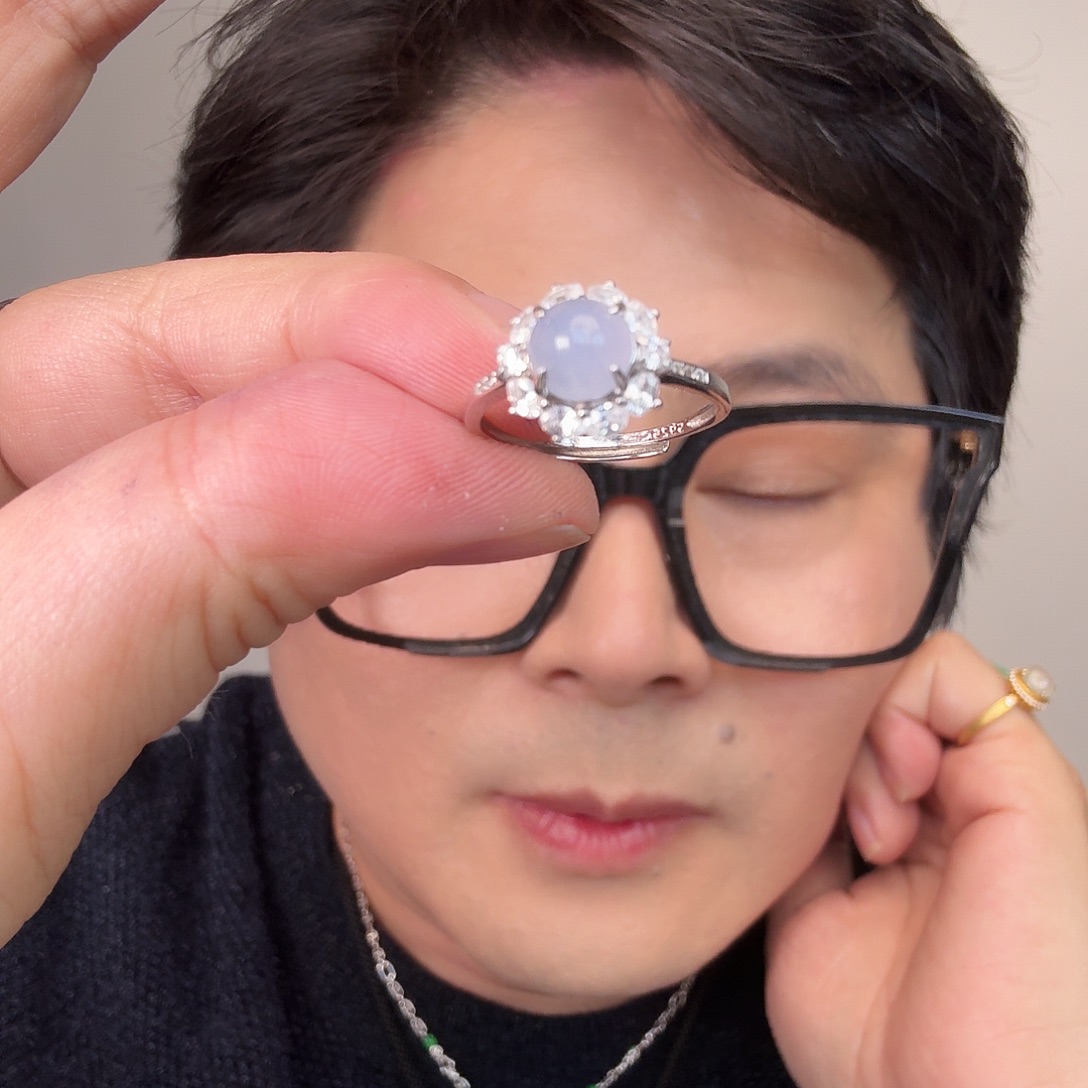 翡翠未镶嵌颈饰一件