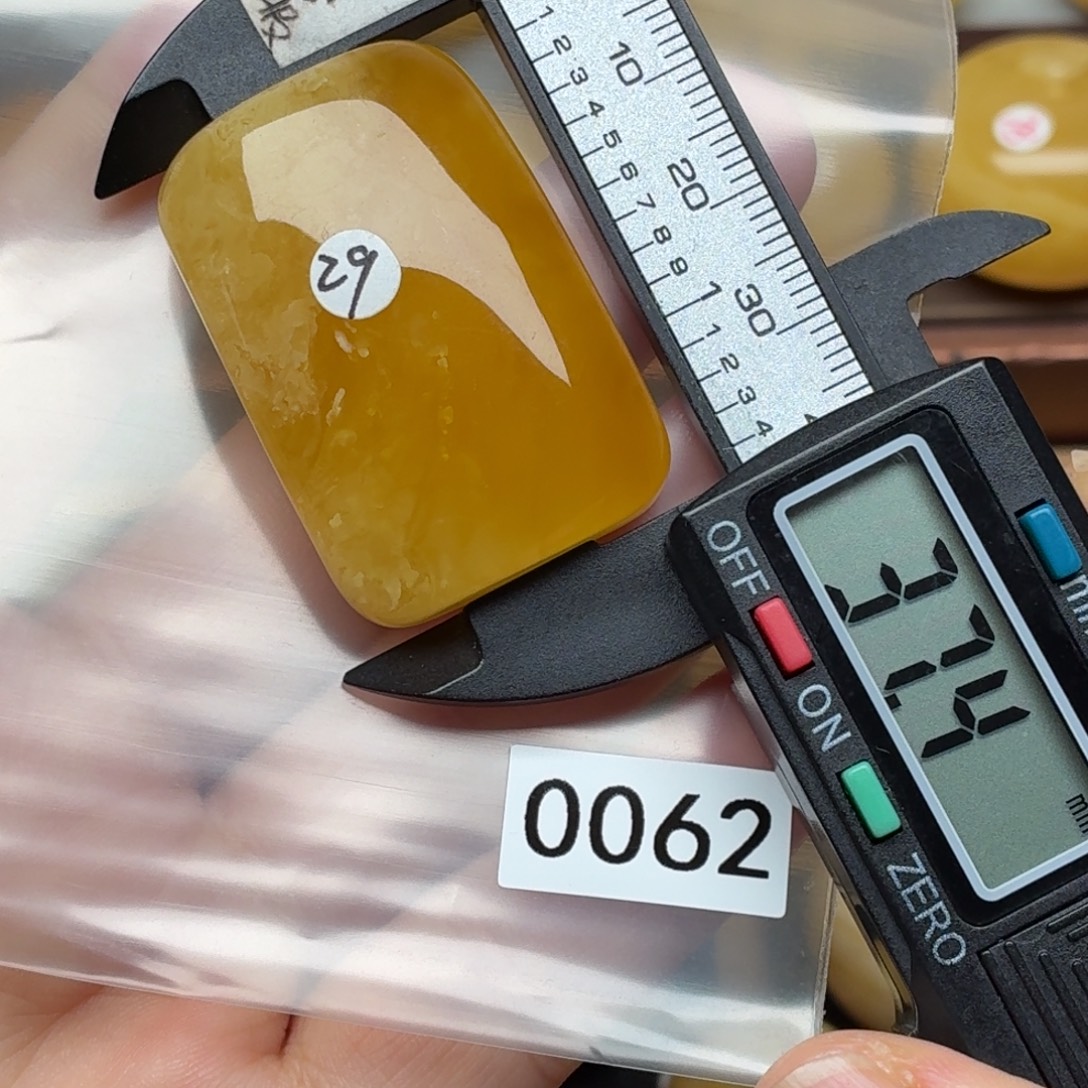 V***琥珀未镶嵌裸石蜜蜡单面原皮