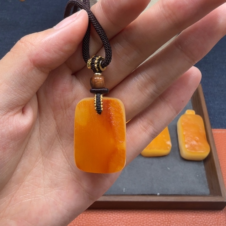 蜜蜡未镶嵌吊坠(赠链)