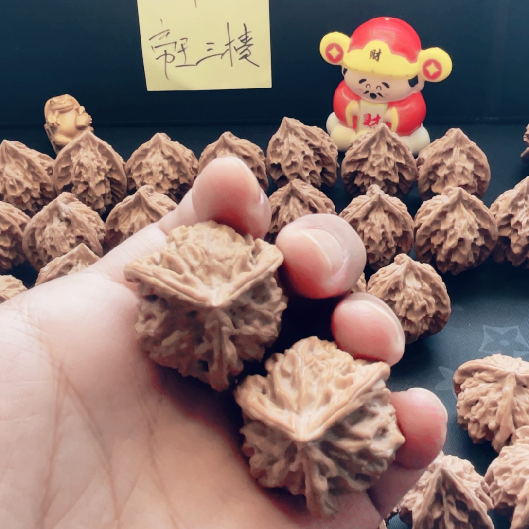 尼***姐把件文玩核桃盘山三棱正奔3.6尺寸3.7高全品白茬