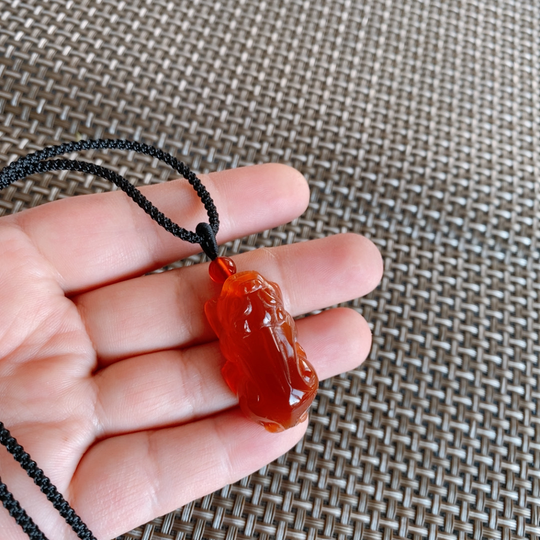 天然红玛瑙发财貔貅吊坠男女同款玛瑙貔貅挂件精品手雕嘎嘎红润 