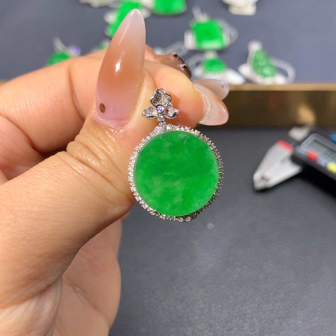 翡翠颈饰18K金镶嵌翡翠