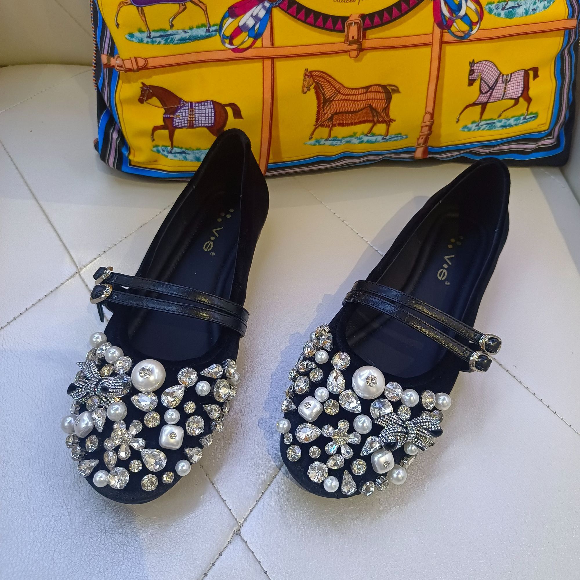 2025年品牌女鞋春季新款丝绒亮钻圆头单鞋不累脚时尚浅口平底单鞋