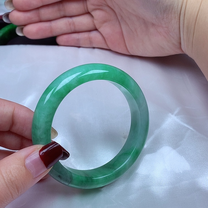 翡翠手镯未镶嵌翡翠