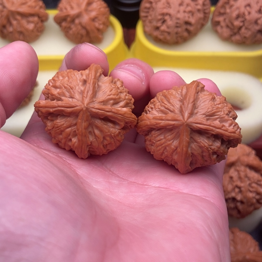 文玩核桃把件豪***段金锭四棱38