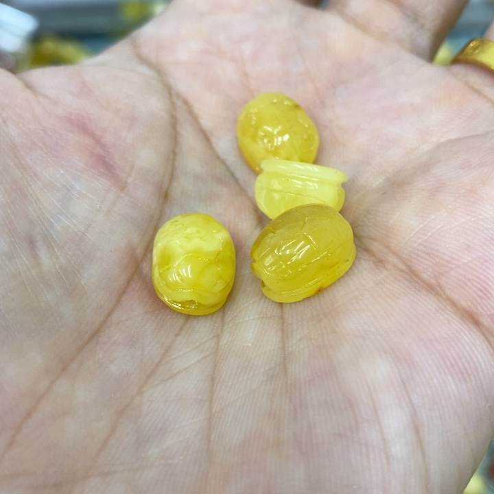 蜜蜡未镶嵌裸石多样性发货其一