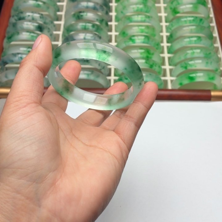 宁***6石英质玉未镶嵌手镯