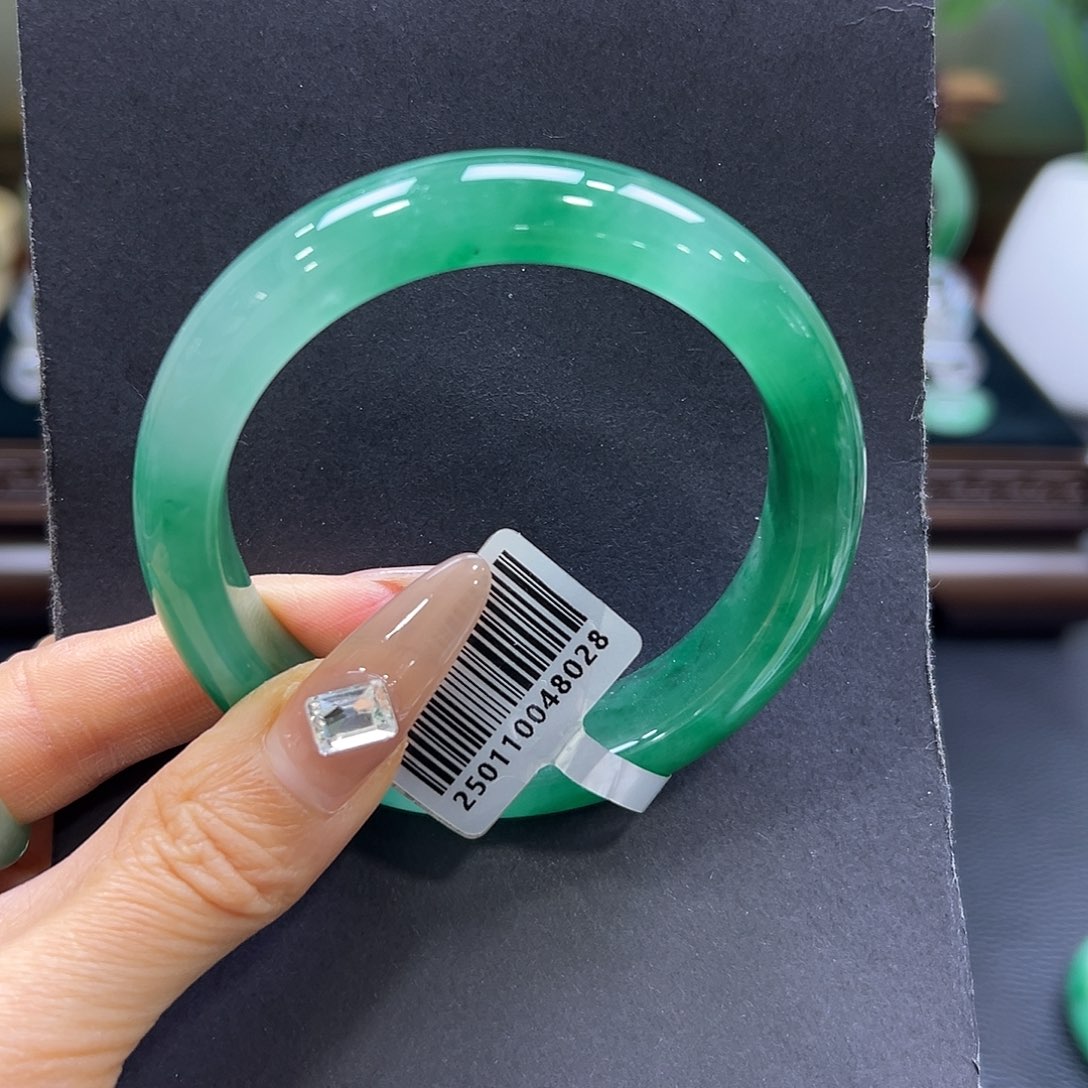 小***^石英质玉（非洲翠）未镶嵌手镯