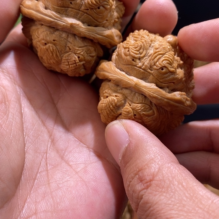 核桃把件输*中纯手工雕刻文玩核桃