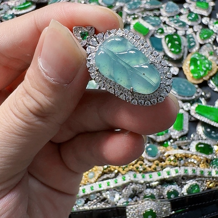 翡翠颈饰未镶嵌天然A货翡翠放漏