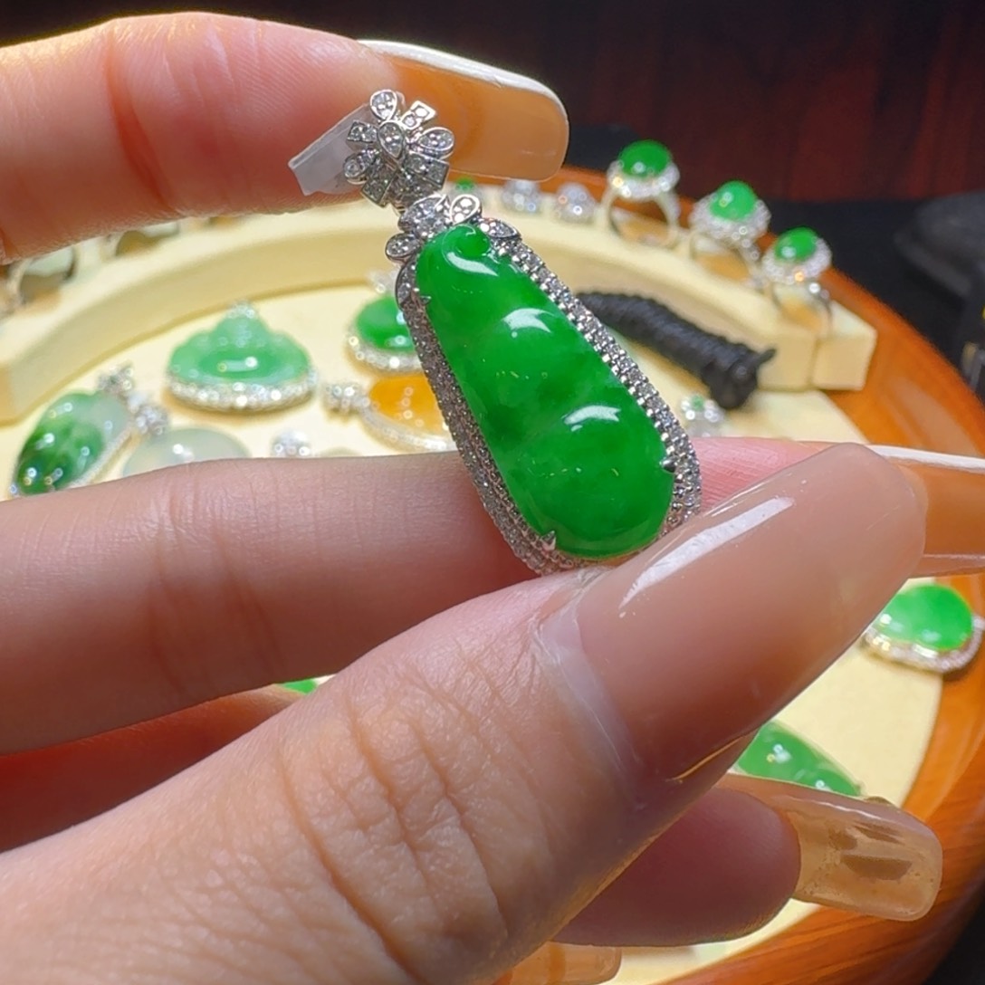 翡翠18K金镶嵌戒指福豆吊坠