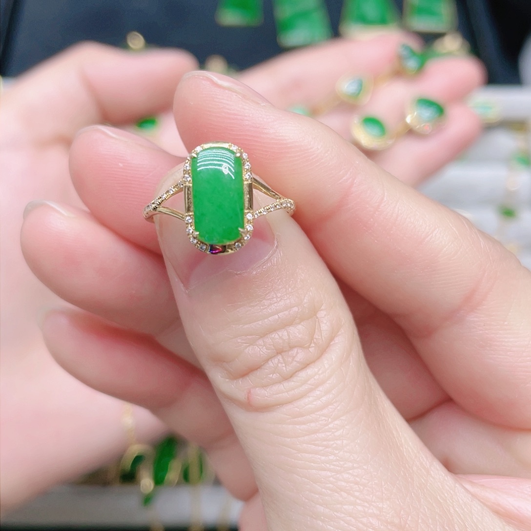 翡翠戒指18K金镶嵌?****天然翡翠