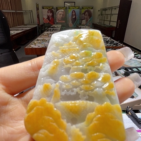 翡翠未镶嵌项圈一个