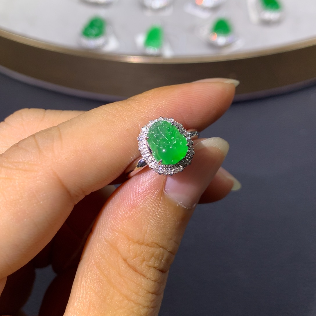 翡翠戒指18K金镶嵌翡翠