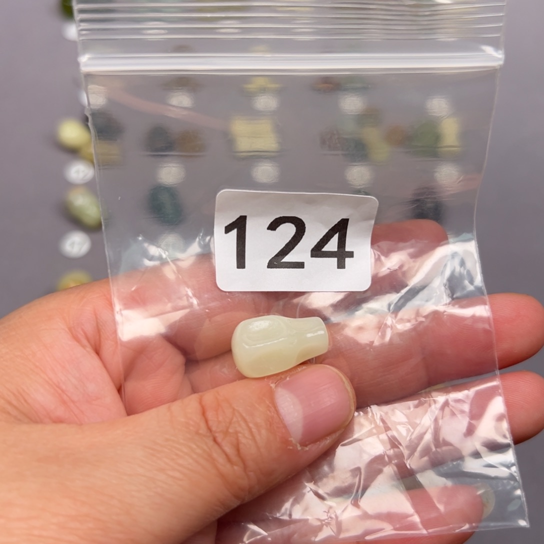 未镶嵌蛇纹石玉颈饰0***.