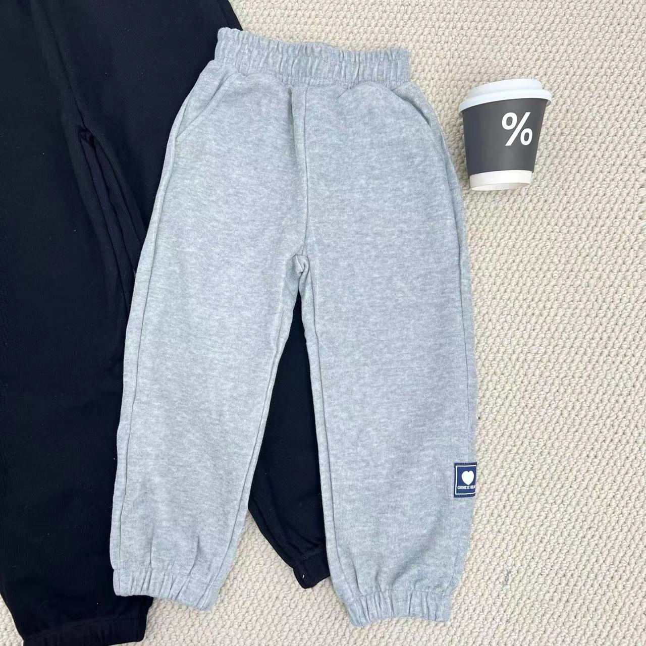 儿童2025春季新款时尚贴标爱心卫裤B0950