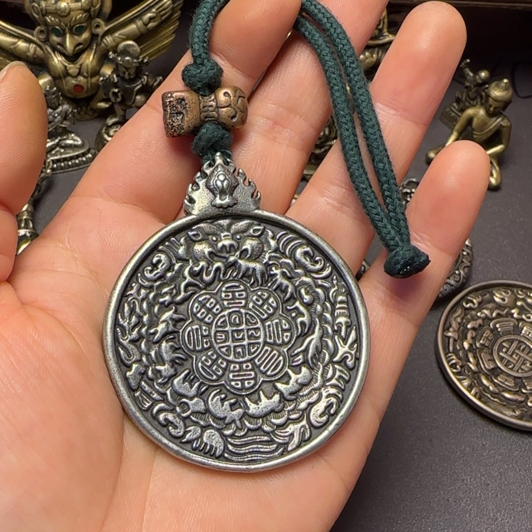 君***安泥塑……藏传牌。藏传牌子