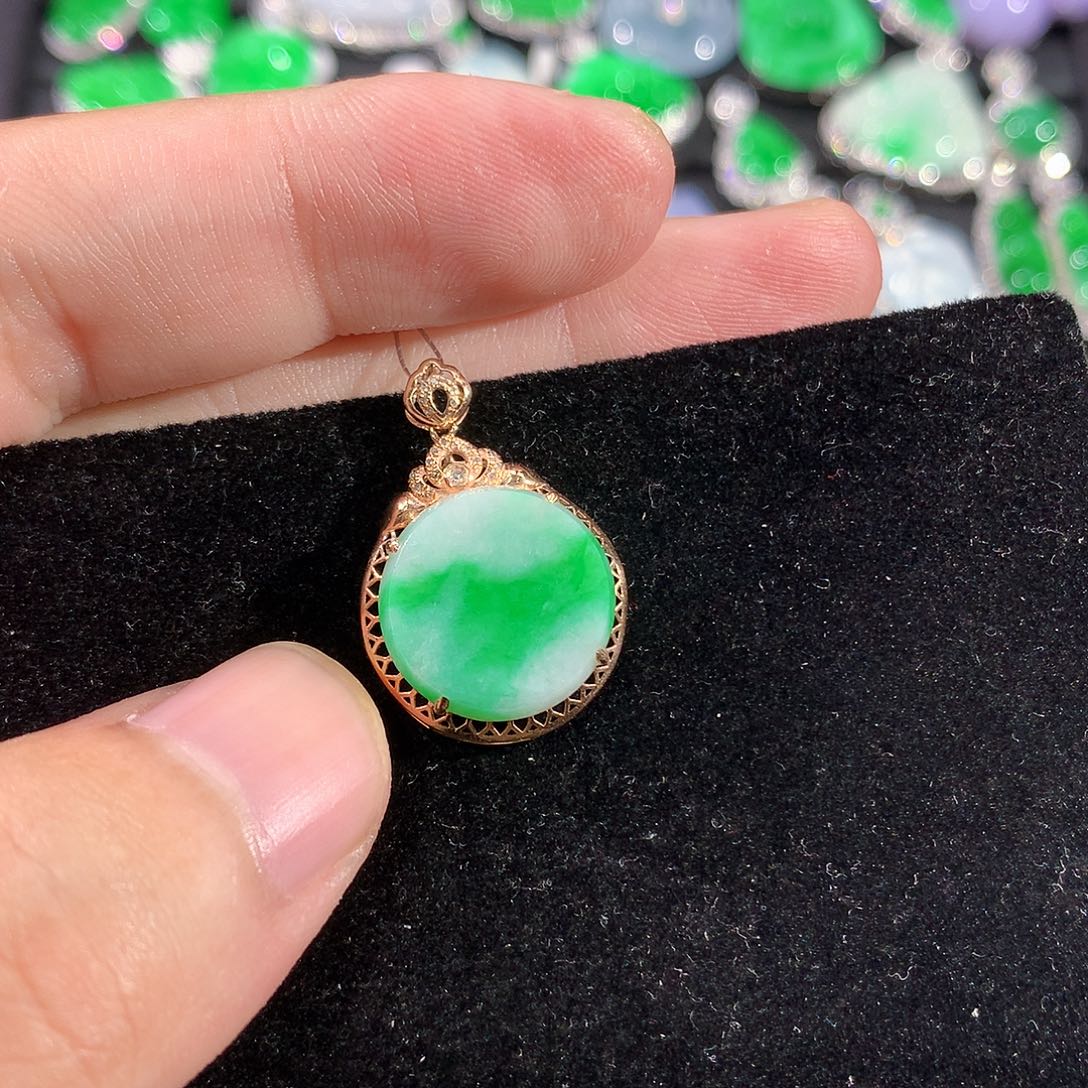 翡翠18K金镶嵌颈饰