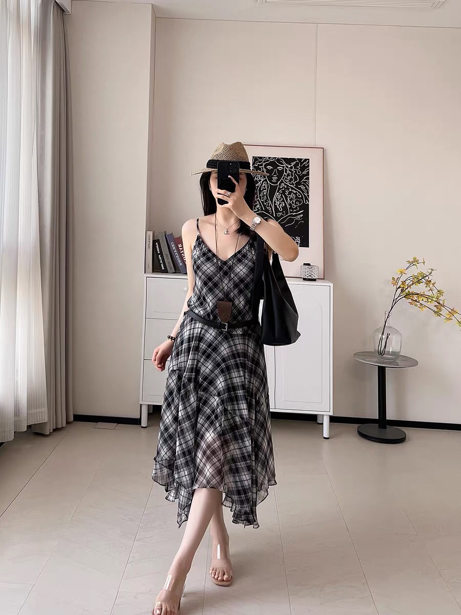 MO～格纹吊带无袖收腰连衣裙女送腰带