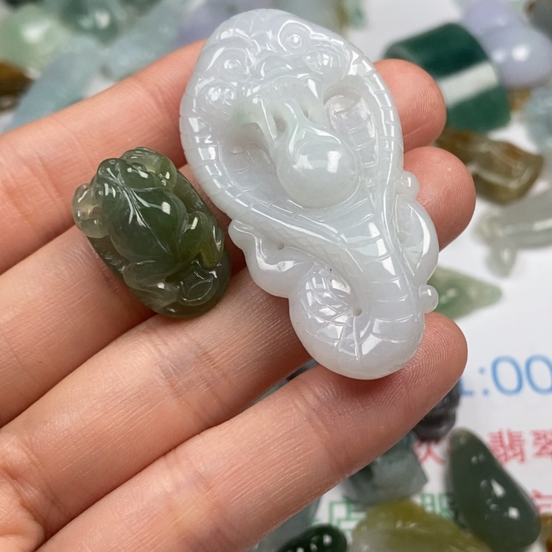 L***蓝翡翠未镶嵌颈饰翡翠