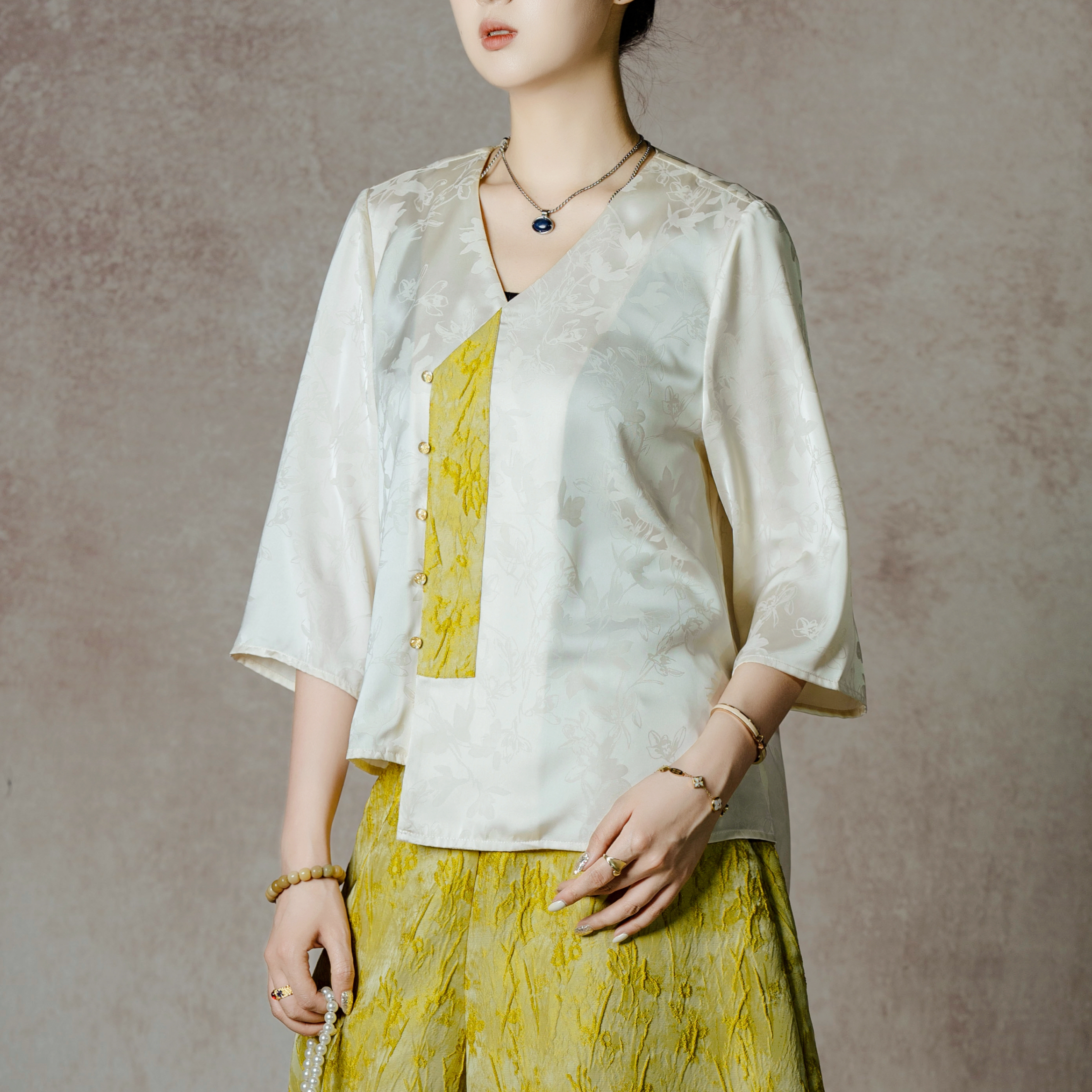 【芳菲入梦】BF33168黑/白色廓形拼接刺绣不规则下摆上衣