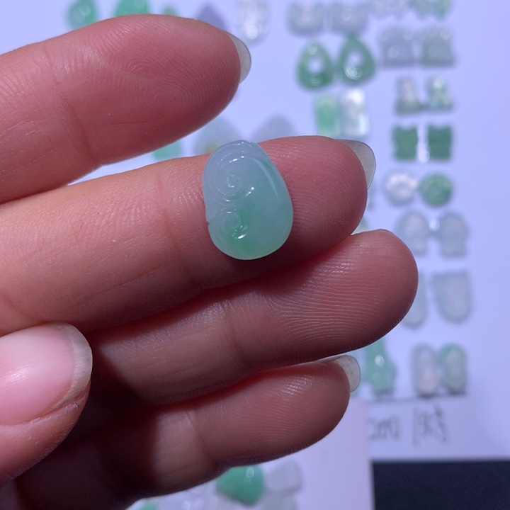 翡翠未镶嵌颈饰如意