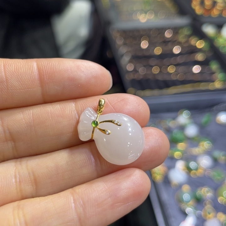 和田玉18K金镶嵌颈饰