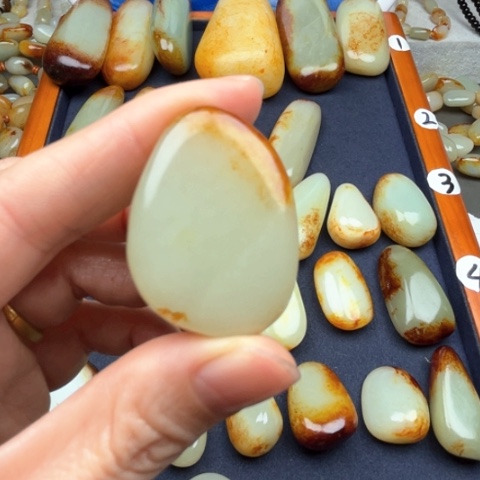 和田玉颈饰未镶嵌爱****姐