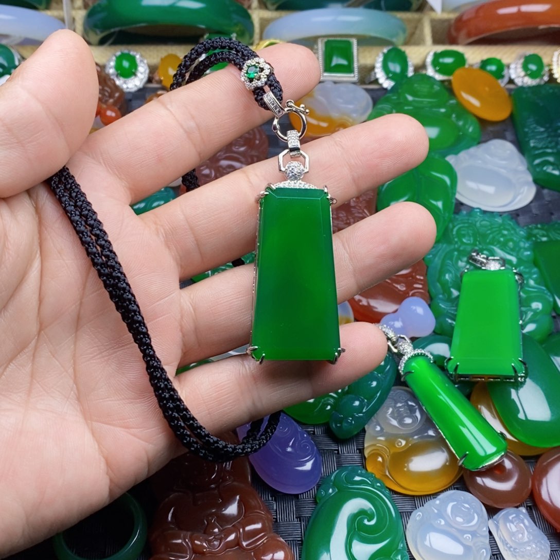 玛瑙/玉髓颈饰未镶嵌女****志