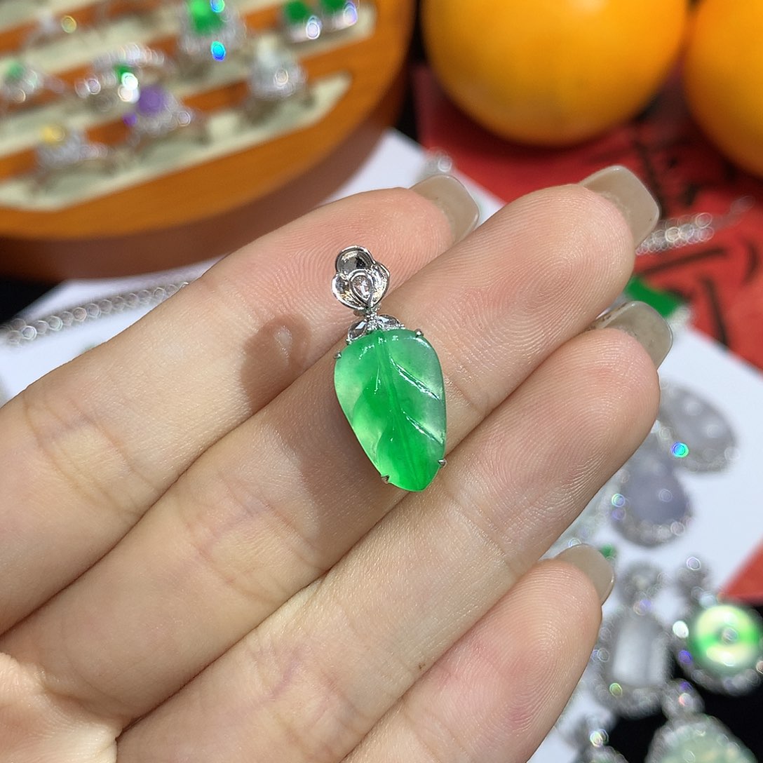 翡翠吊坠(赠链)18K金镶嵌