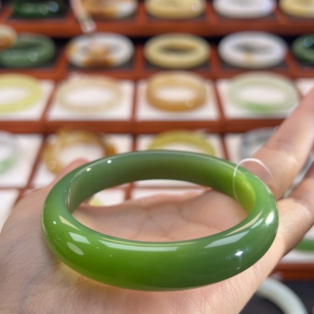 和田玉（碧玉）未镶嵌手镯嫩粉阳绿