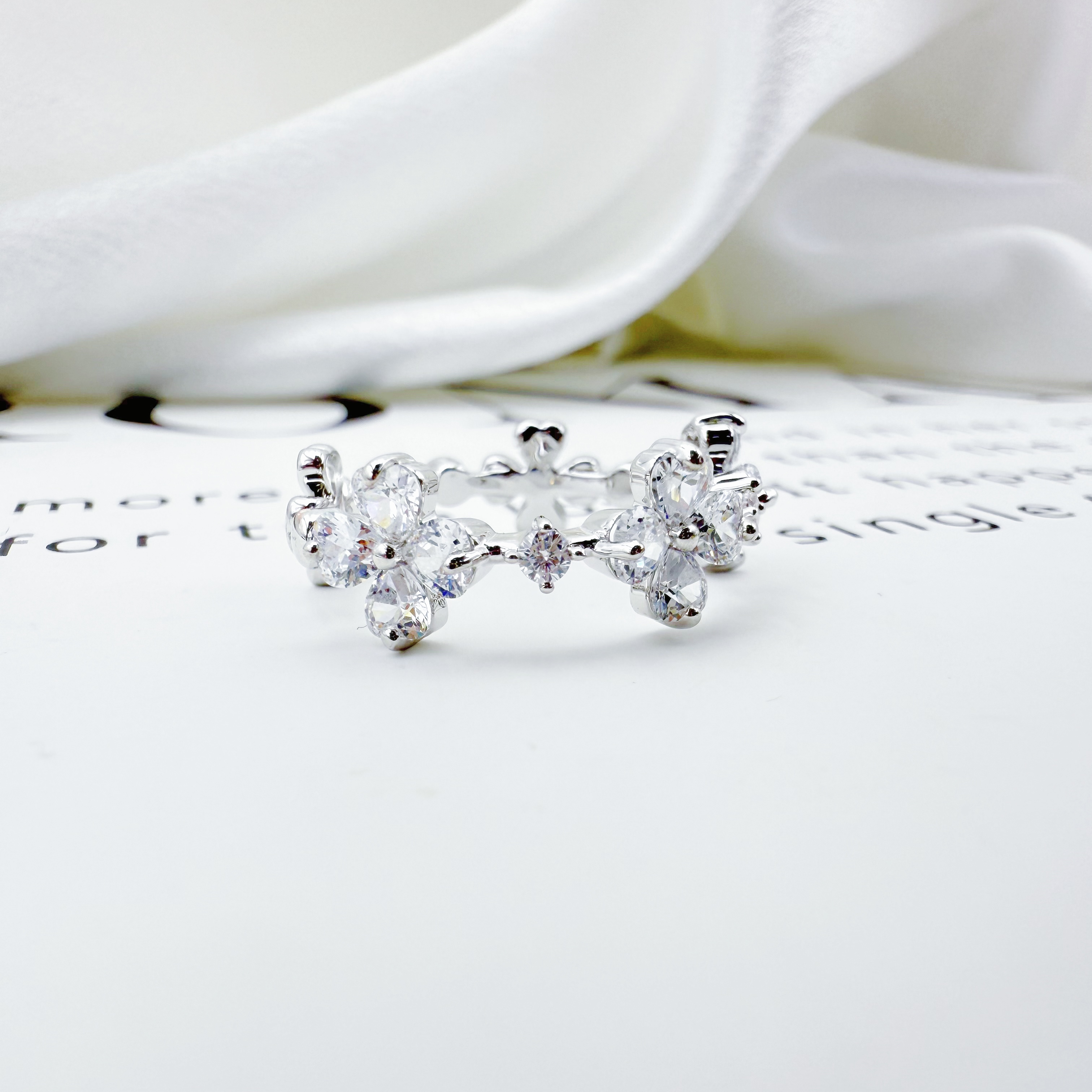 铜合金合成锆石戒指 XL6-1385轻奢百搭银色四叶花戒指