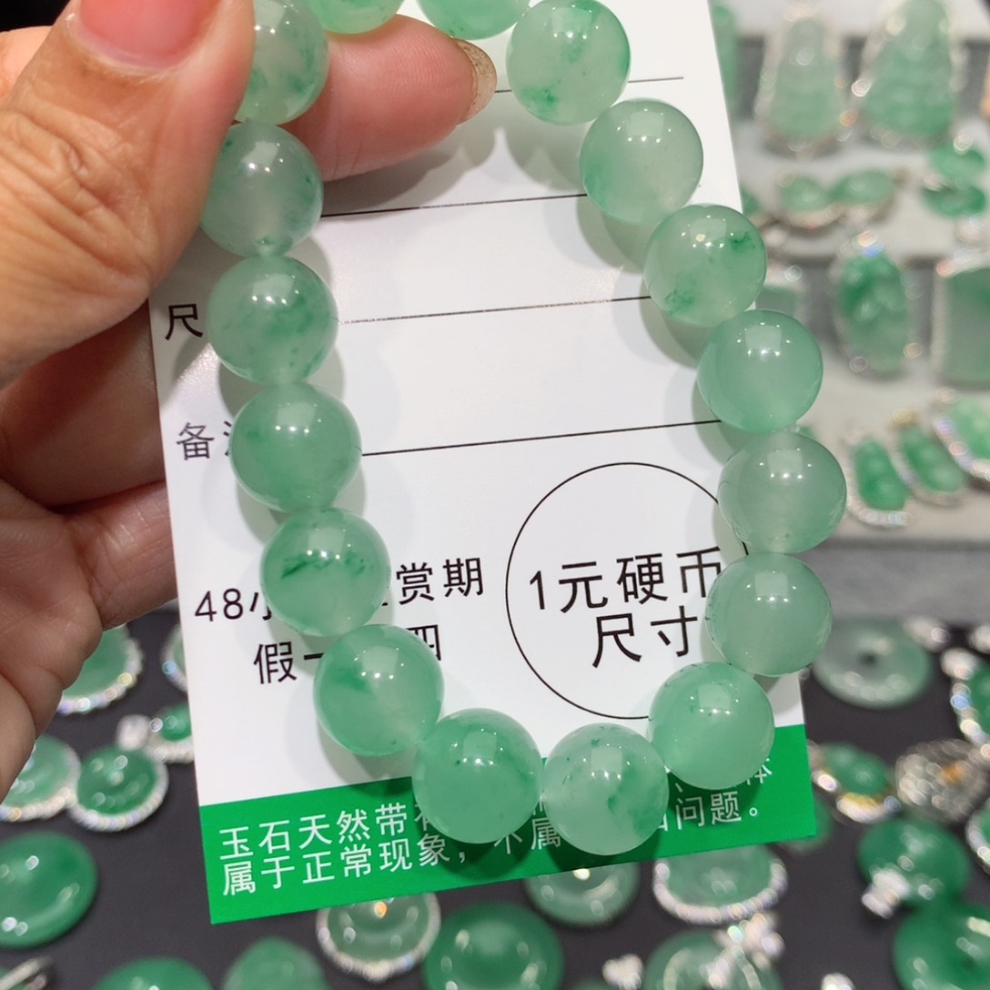颈饰未镶嵌石英质玉（非洲翠）