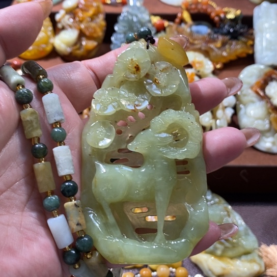 蛇纹石玉未镶嵌颈饰