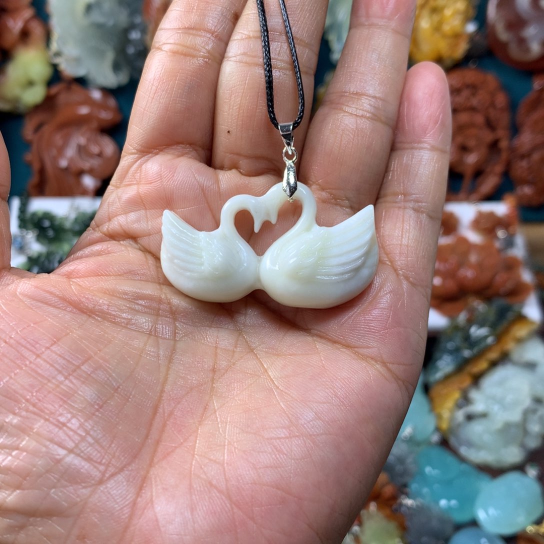 蛇纹石玉未镶嵌挂坠