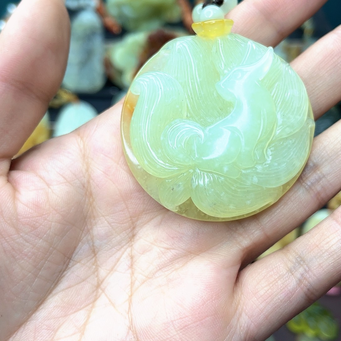 蛇纹石玉颈饰未镶嵌